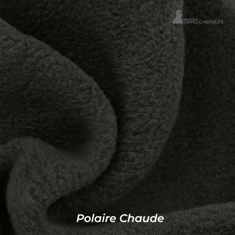 Cagoule Capuche noire en tissu polaire chaud, zoom sur la matière douce et isolante marquée 'Polaire Chaude'.