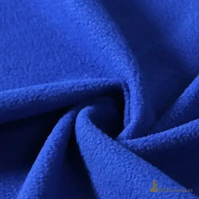 Cagoule Capuche bleue avec gros plan sur la texture du tissu polaire, montrant une matière chaude et douce.