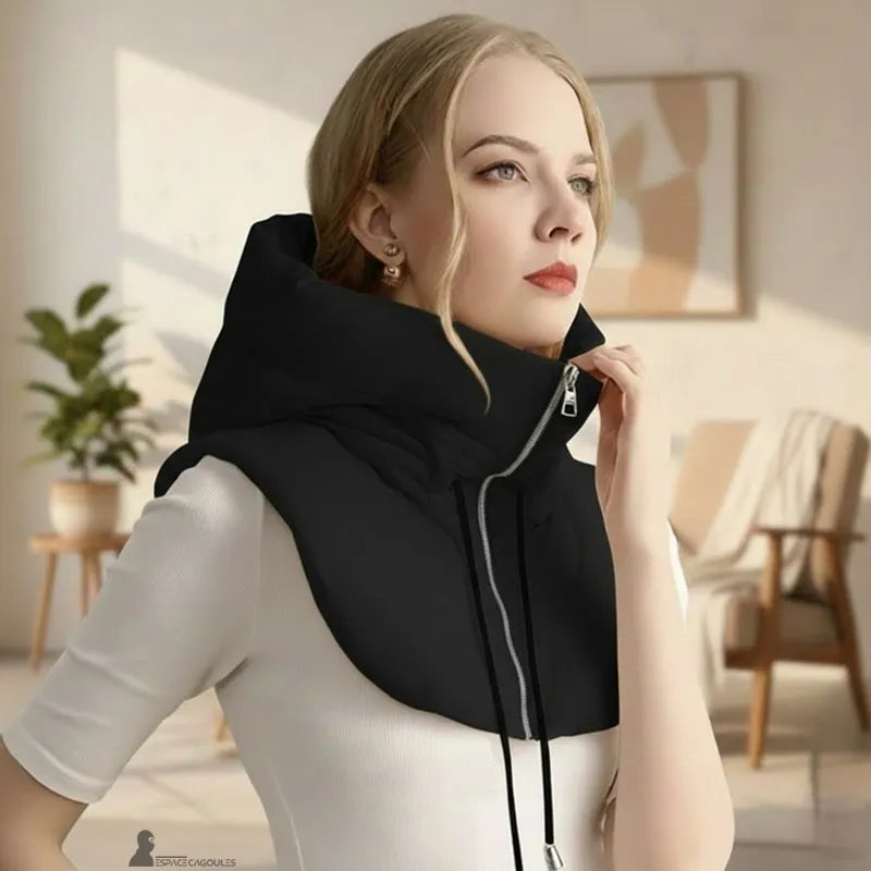 Cagoule capuche rembourrée noire, en polyester portée par une femme, vue de face en intérieur, couvrant le cou et la nuque avec col montant protecteur - Espace Cagoules