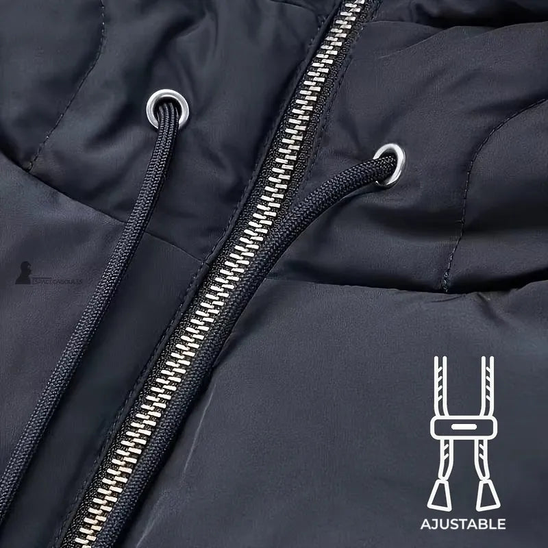 Cagoule capuche rembourrée en polyester, détail des cordons de serrage ajustables et des œillets métalliques sur la partie col - Espace Cagoules