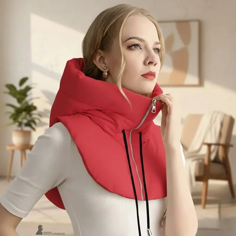Cagoule capuche rembourrée en polyester portée par une femme, vue de face en intérieur, coloris rouge avec col montant et plastron isolant - Espace Cagoules