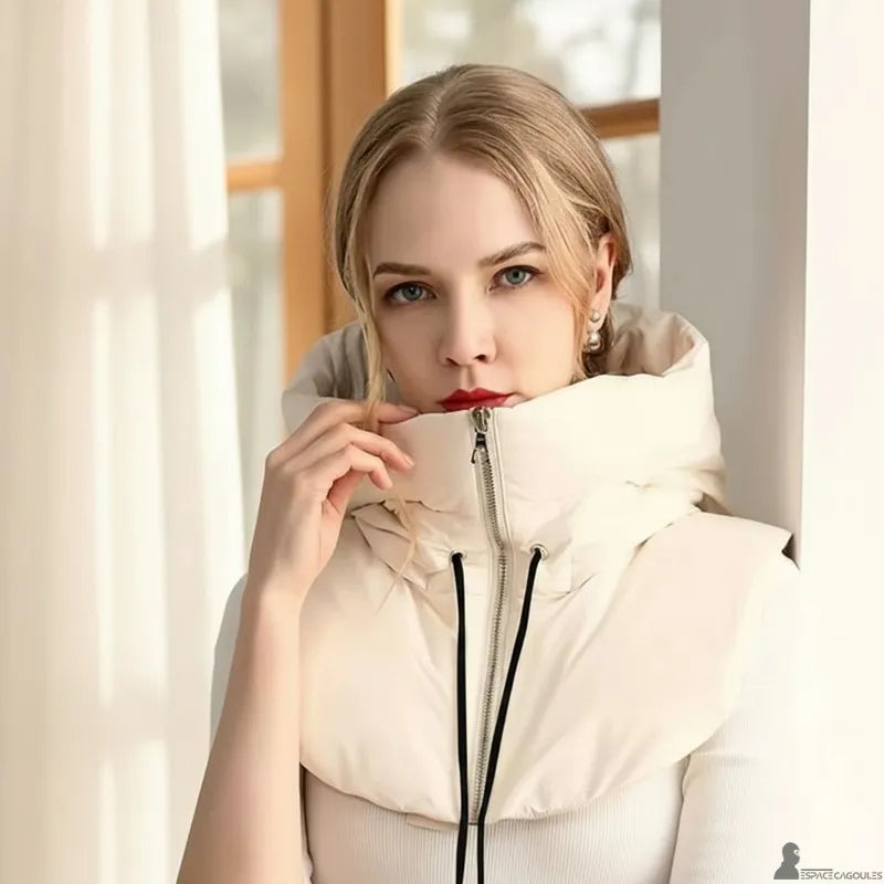 Cagoule capuche rembourrée en polyester portée par une femme, vue de face sur fond neutre, couvrant la nuque et le cou - Espace Cagoules