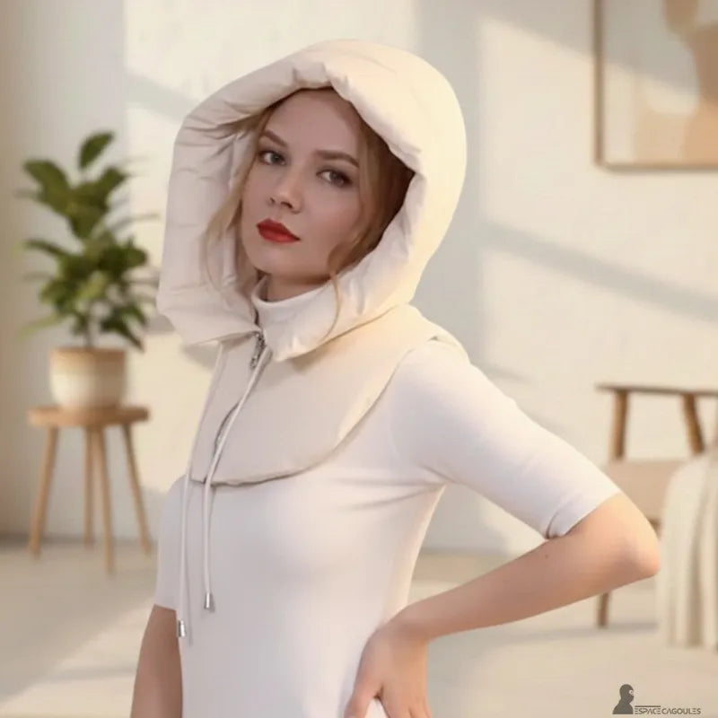 Cagoule capuche rembourrée en polyester portée par une femme, vue trois quarts en intérieur avec capuche relevée enveloppant la tête - Espace Cagoules