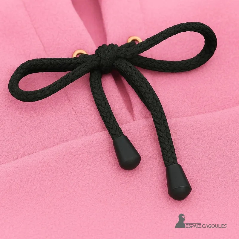 Cagoule Capuche Rose vue en gros plan sur le cordon noir noué en boucle avec œillets dorés, texture polaire détaillée