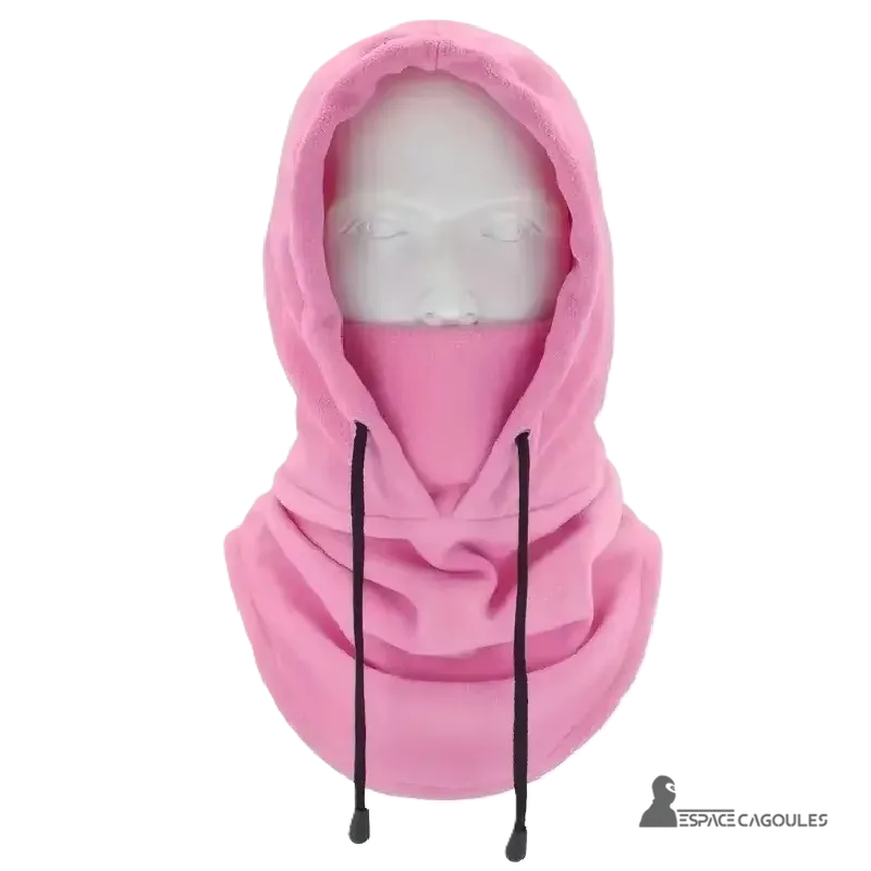 Cagoule Capuche Rose portée par mannequin sur fond transparent, avec capuche relevée et masque couvrant le bas du visage