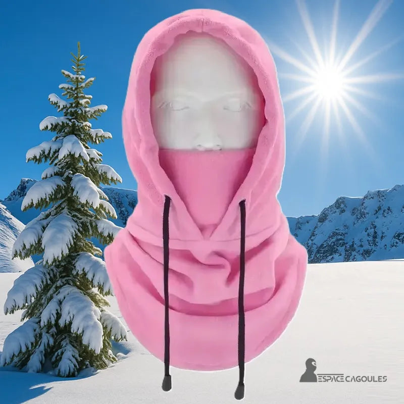 Cagoule Capuche Rose en polaire douce portée dans un paysage de montagne enneigé, avec sapin givré et soleil éclatant en arrière-plan