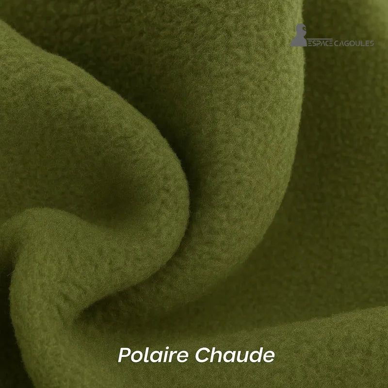 Cagoule Capuche Verte en polaire chaude, gros plan sur la matière verte douce et isolante avec mention 'Polaire Chaude'.