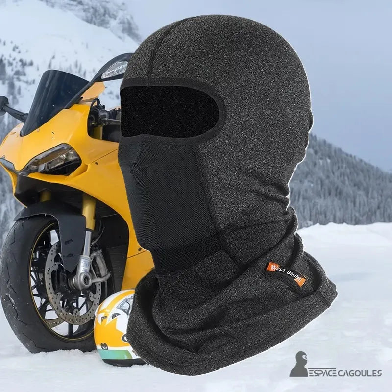 Cagoule Casque Moto - Variante grise classique sur fond enneigé avec une moto jaune