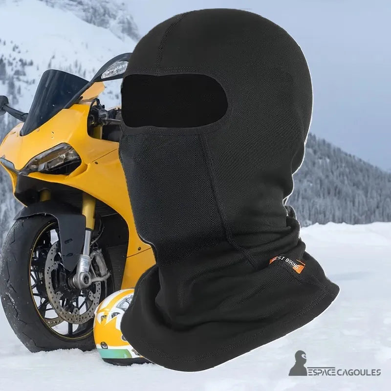 Cagoule Casque Moto - Variante noire classique sur fond enneigé avec une moto jaune