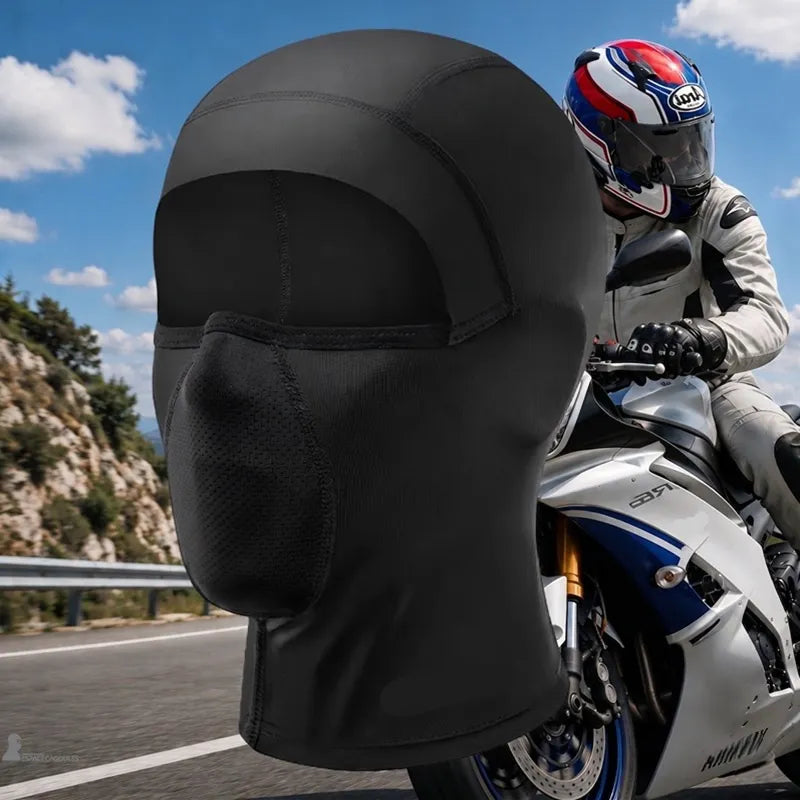 Motard sur sportive blanche portant la cagoule casque moto GripFit en soie glacée noire - Espace Cagoules