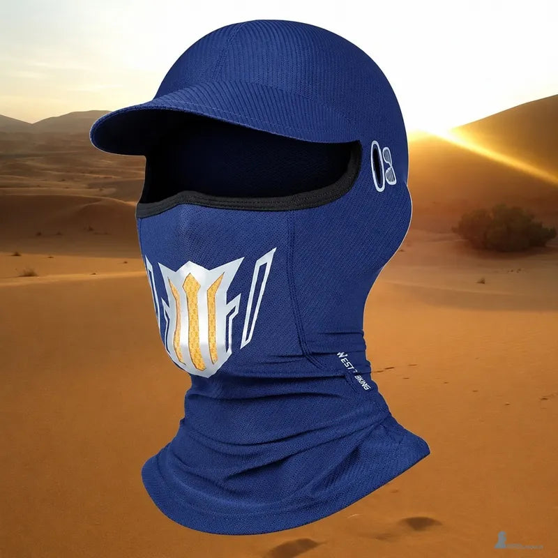 Cagoule casquette anti-UV bleue portée de trois quarts avec visière intégrée et logo argenté et orange, sur fond de dunes ensoleillées - Espace Cagoules