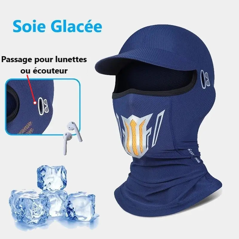 Cagoule casquette bleue en soie glacée, avec visière et design graphique doré, incluant des passages pratiques pour lunettes ou écouteurs. Accompagnée d'éléments visuels de glaçons symbolisant la fraîcheur et le confort, parfaite pour les activités outdoor par temps chaud.