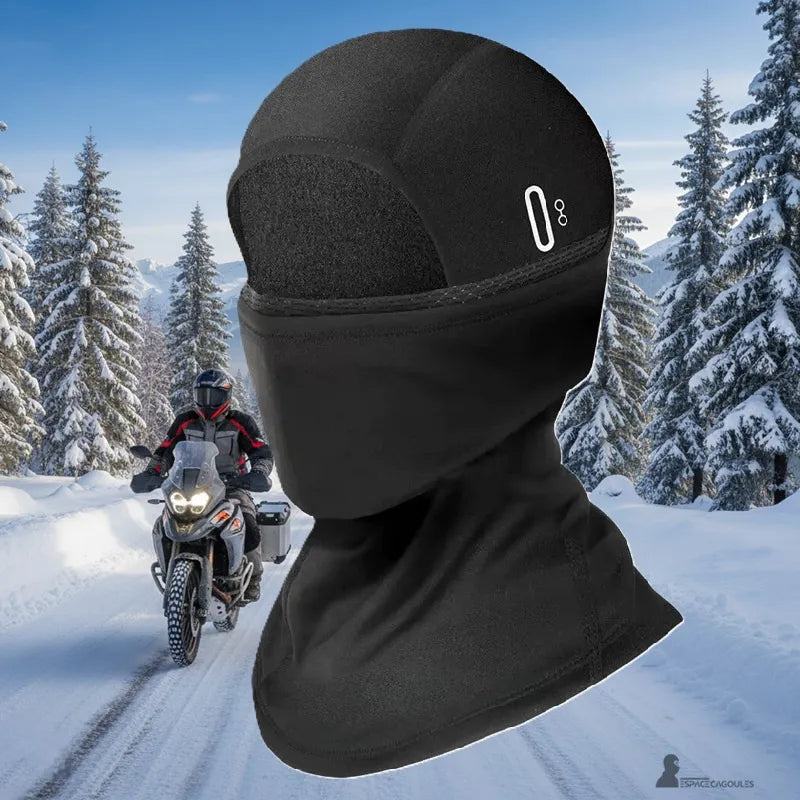 Warme Motorradhaube auf einem Mannequin mit vollständigem Kopf- und Halschutz vor neutralem Hintergrund - Cagoules Raum