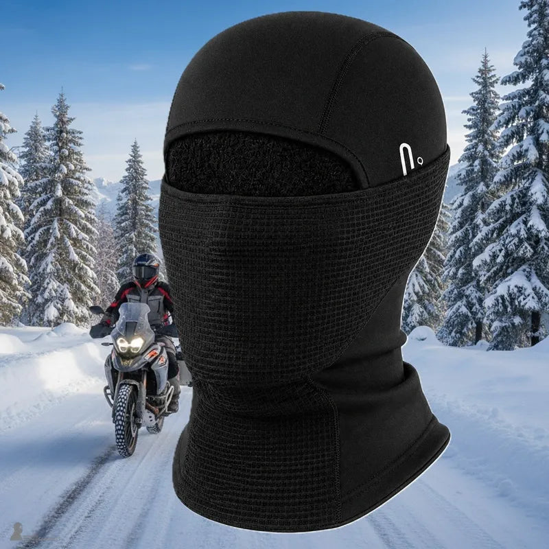 Czarna ciepła kominiarka motocyklowa z polarem i wytłaczaną siateczką na tle zaśnieżonym z motocyklistą - Espace Cagoules