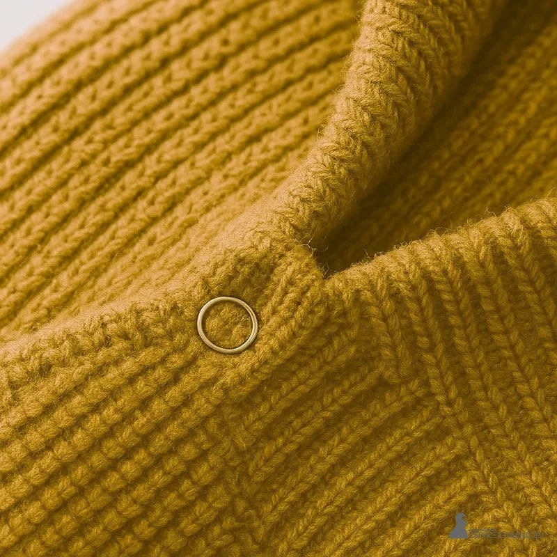 Cagoule Chaude pour Femme avec gros plan sur le col côtelé et boutonnière métallique, mettant en valeur la texture douce et épaisse.