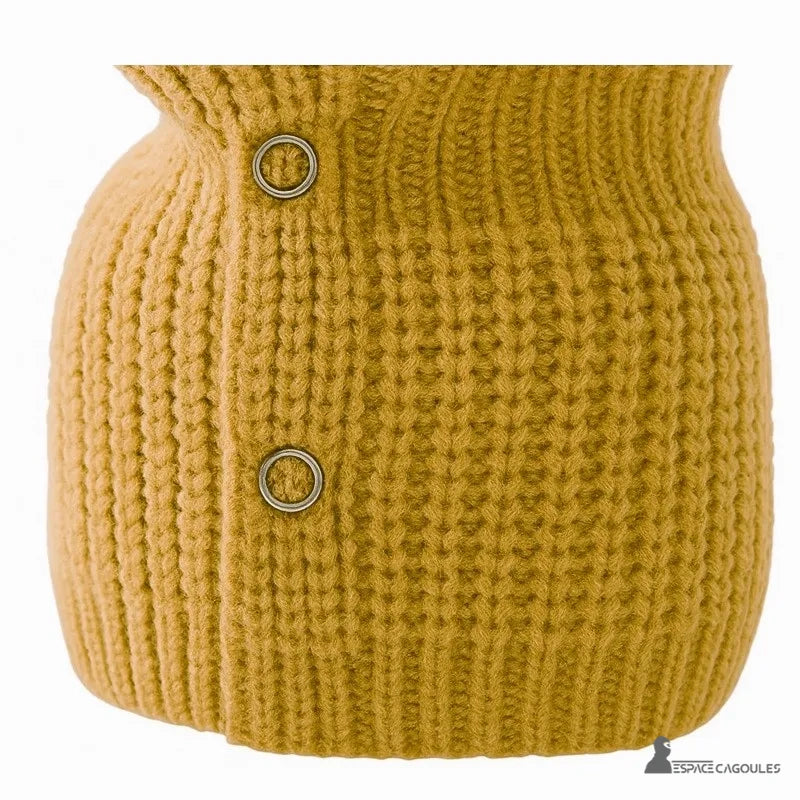 Cagoule Chaude pour Femme en laine jaune moutarde, gros plan sur les détails du tricot au niveau du cou et boutons ronds visibles.