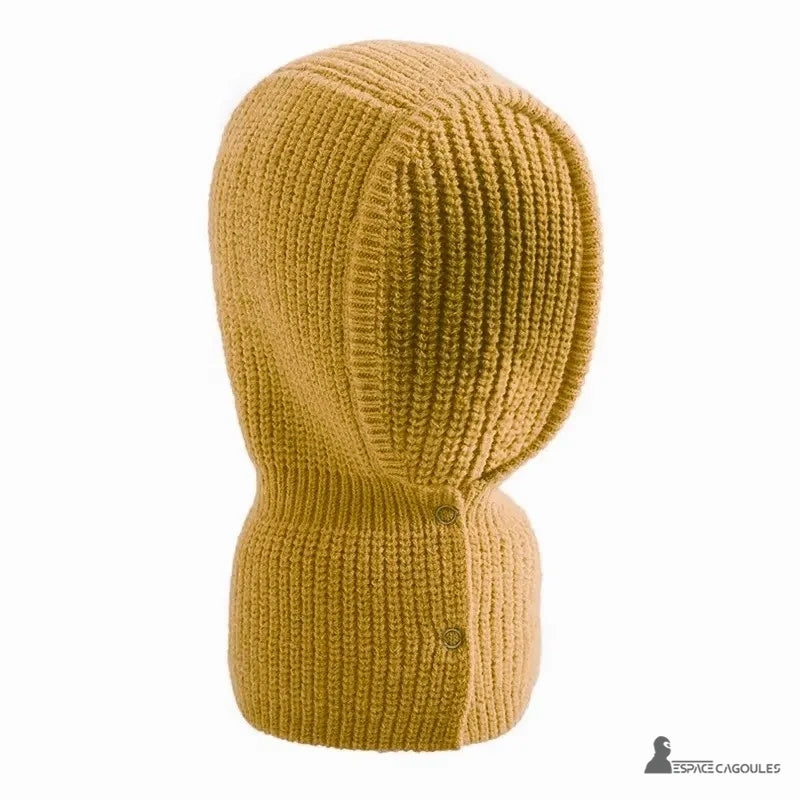 Cagoule Chaude pour Femme tricotée vue de côté, forme enveloppante et col long boutonné pour une couverture maximale.