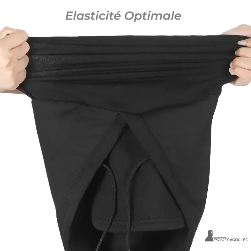 Cagoule chauffante noire étirée entre deux mains pour montrer l’élasticité du tissu et la forme de la capuche avec ouverture faciale - Espace Cagoules