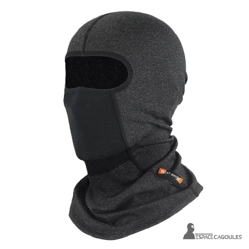 Vue trois quarts de la cagoule cycliste grise avec panneau respirant et col couvrant - Espace Cagoules