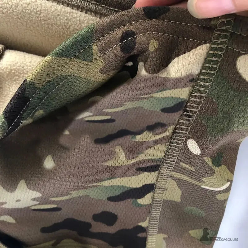 Cagoule de chasse polaire camouflage detail couture intérieure avec tissu résistant