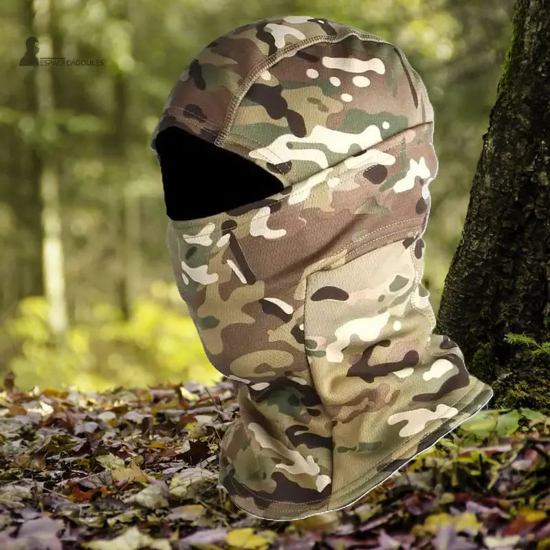Cagoule de chasse polaire camouflage en foret posée contre un arbre pour usage outdoor