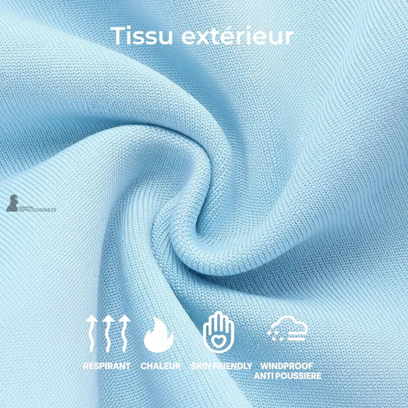 Cagoule de ski enfant SnowKid en tissu bleu montrant la texture du tissu extérieur en gros plan avec pictogrammes respirant et coupe-vent – Espace Cagoules
