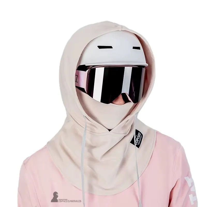 Cagoule de Ski sur Casque beige portée avec casque et masque de ski, protection complÚte du visage et du cou pour le froid