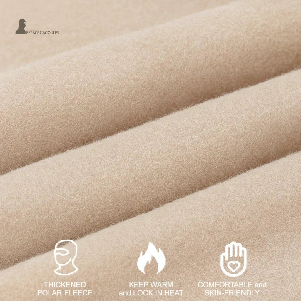 Cagoule de Ski sur Casque en polaire beige épaisse montrant la texture douce et chaude du tissu, isolante et agréable sur la peau