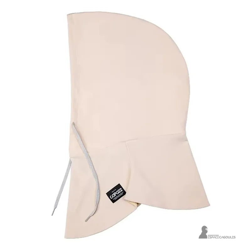 Cagoule de Ski sur Casque beige vue latérale montrant la capuche en polaire douce avec cordons ajustables, sur fond blanc