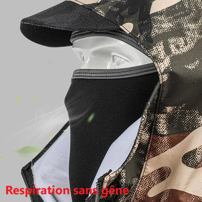 NÀrbild av en kamouflagefÀrgad jakthuva med ett andningsbart omrÄde av svart tyg, designat för obehindrad andning. Designen inkluderar ett visir och en optimal passform för utomhuskomfort.