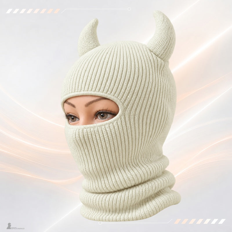 Cagoule diable blanche à deux cornes sur un mannequin, ouverture 1 trou et long tour de cou - Espace Cagoules