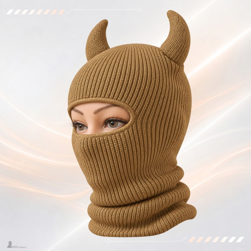 Cagoule diable camel à deux cornes sur un mannequin, ouverture 1 trou et long tour de cou - Espace Cagoules