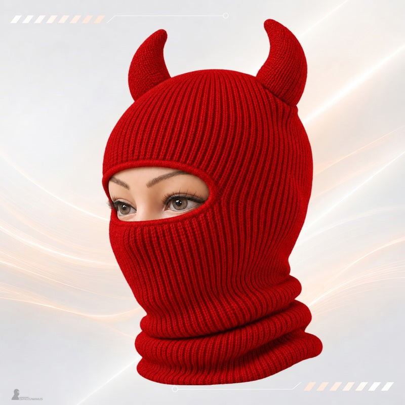 Cagoule diable rouge à deux cornes portée sur un mannequin, ouverture 1 trou et long tour de cou - Espace Cagoules