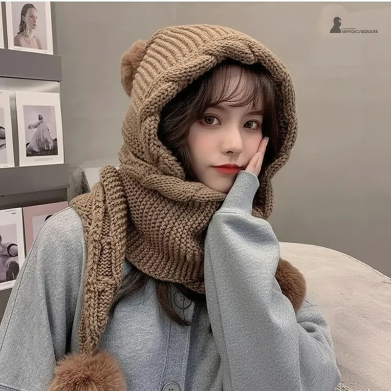 Cagoule écharpe marron clair femme, tricotée avec pompons, photo en intérieur sur fond beige, look cocooning hivernal – Espace Cagoules