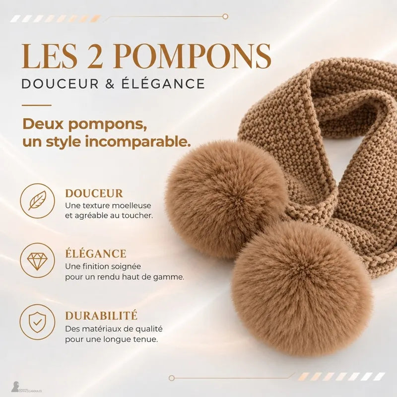 Gros plan sur les deux pompons en fausse fourrure camel qui referment les pans d'une cagoule écharpe en tricot - Espace Cagoules