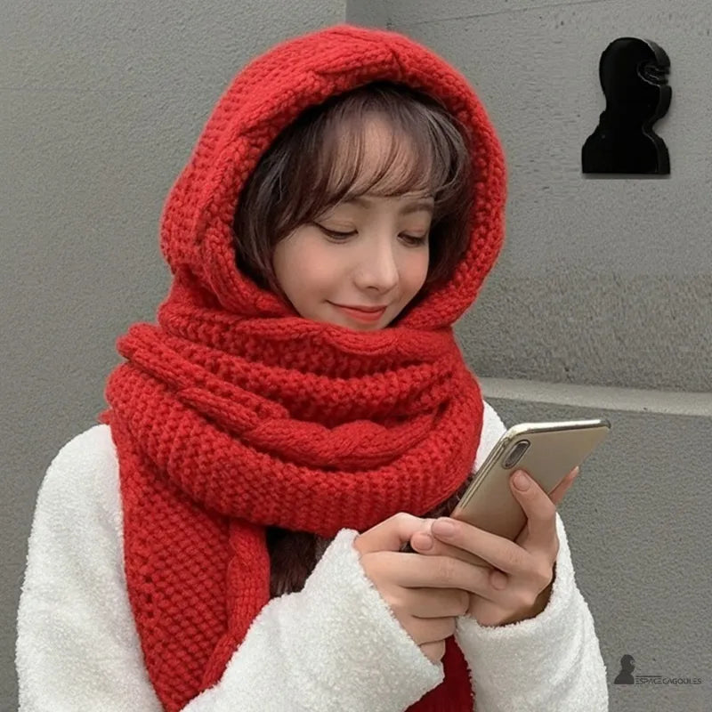 Cagoule écharpe rouge vif en laine tricotée, femme souriante regardant son téléphone, ambiance urbaine hivernale – Espace Cagoules
