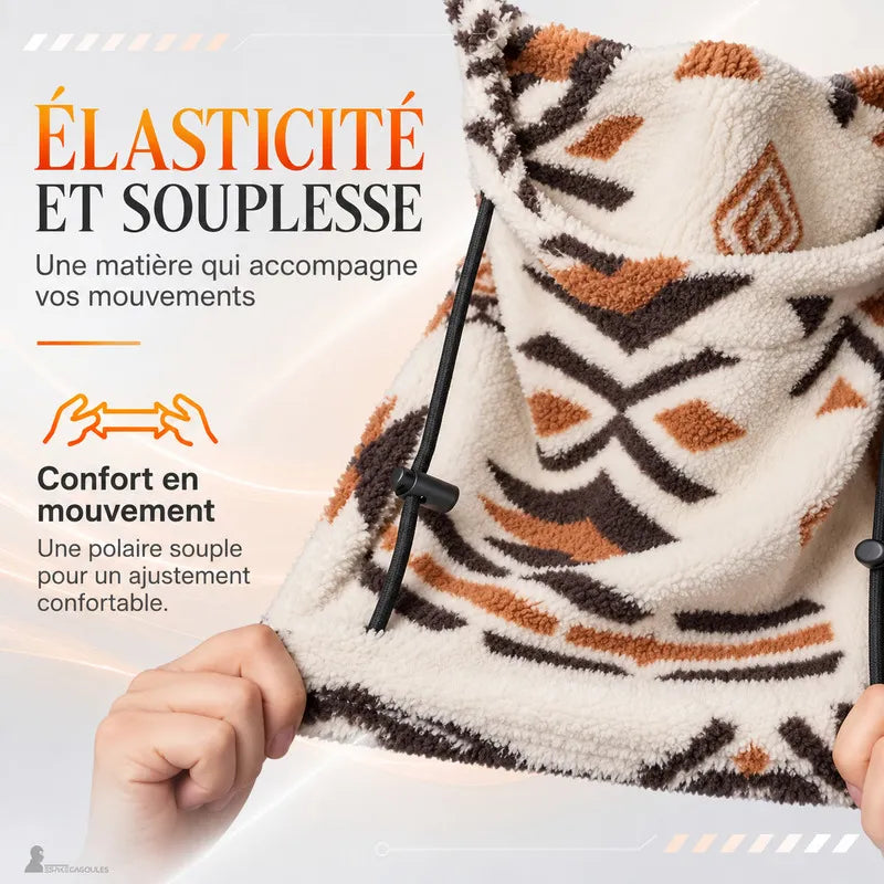 Mains étirant PolarHead coloris écru pour montrer l'élasticité et la souplesse de la polaire - Espace Cagoules