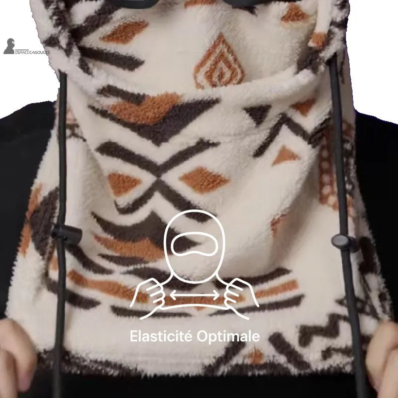 Fleece balaclava Polarhead showing the elasticity of the thick fleece at the neck, product shown in close-up in the studio – Cagoules Space.