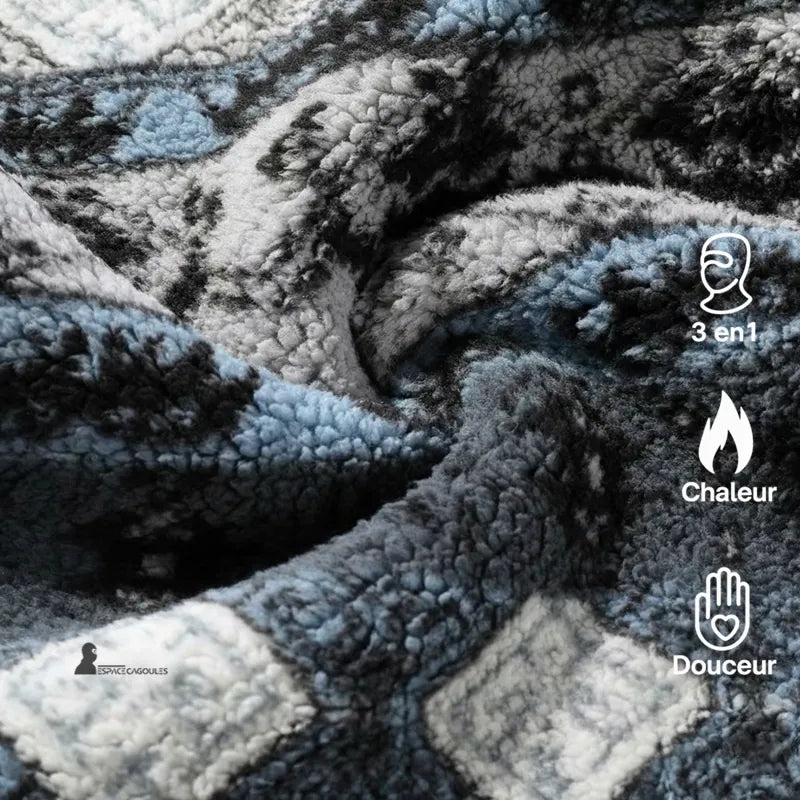 Zoom sur la texture moelleuse de la polaire bleue, grise et blanche de PolarHead - Espace Cagoules