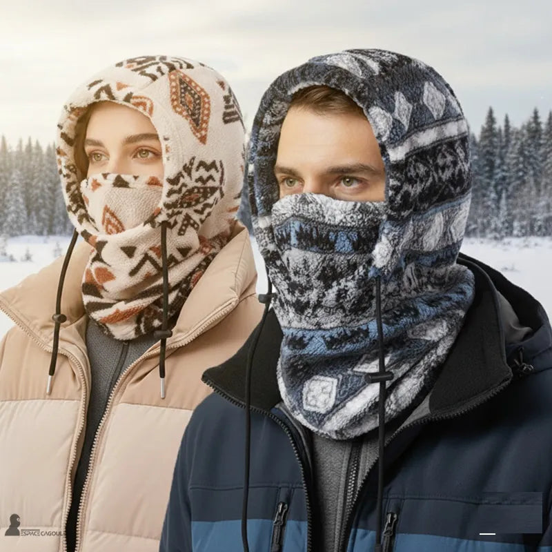 Couple en forêt enneigée portant la cagoule en polaire PolarHead masque relevé, coloris écru et bleu - Espace Cagoules