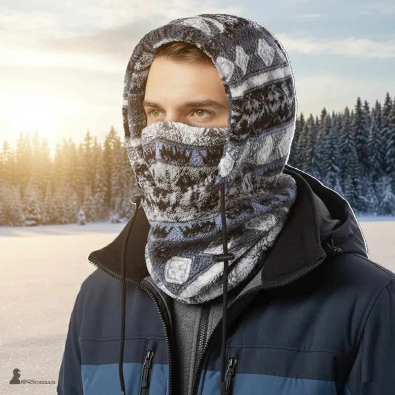 Homme sous la neige portant la cagoule en polaire PolarHead turquoise et orange, visage couvert jusqu'au nez - Espace Cagoules