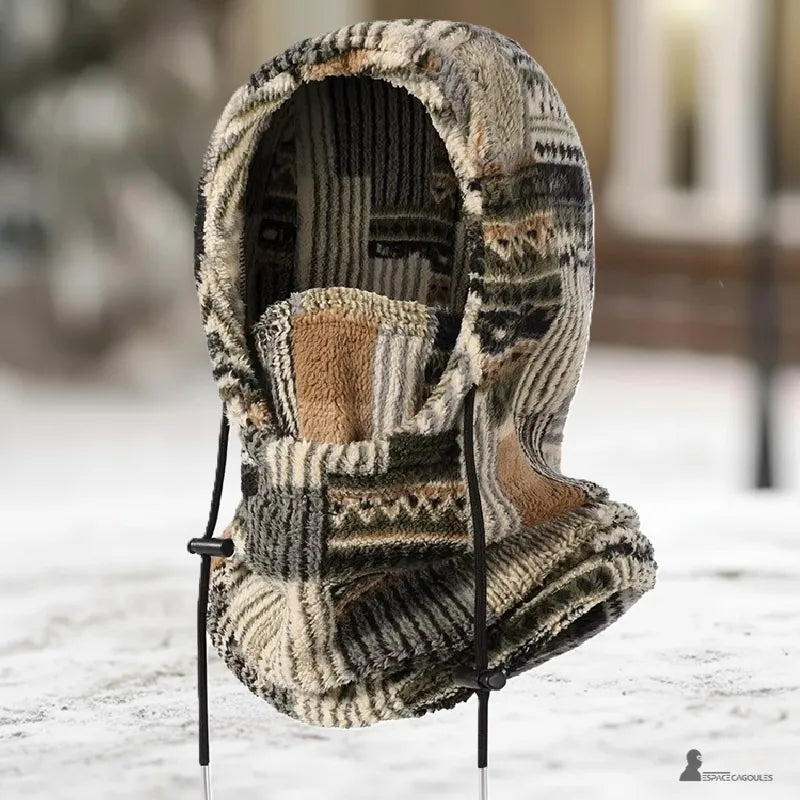 Fleece balaclava Polarhead in thick fleece with integrated hood and neck gaiter, three-quarter view on a blurred winter background – Space Balaclavas