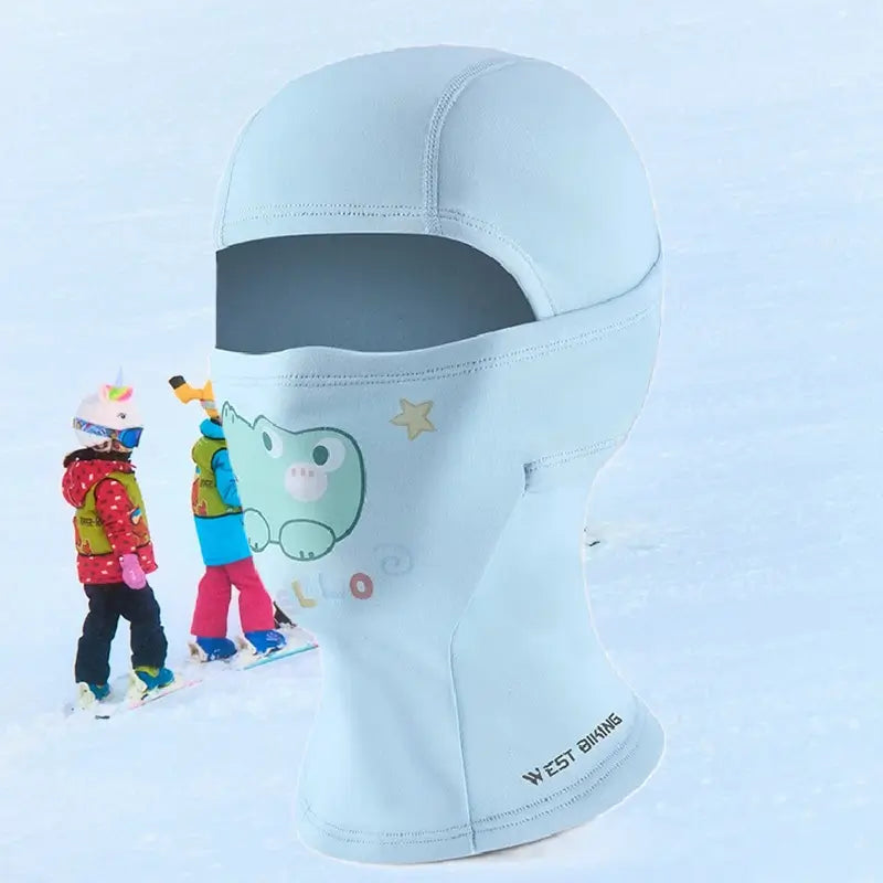 Vit 3-Ärig barnbalaklava med ett sött djurmotiv och "Hej"-bokstÀver, gjord av mjukt, stretchigt tyg, perfekt för skidÄkning eller vinteraktiviteter utomhus, med barn som leker i snön i bakgrunden