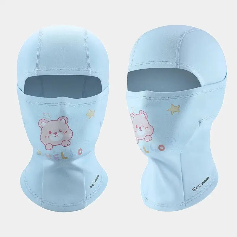 TvÄ blÄ 3-Äriga balaclavas, prydda med söta nallebjörnsmönster, som erbjuder komplett skydd för vinteraktiviteter.