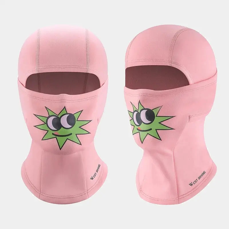 TvÄ rosa 3-Äriga balaclavas med gröna stjÀrnmönster designade för att ge fullstÀndigt skydd mot kylan.
