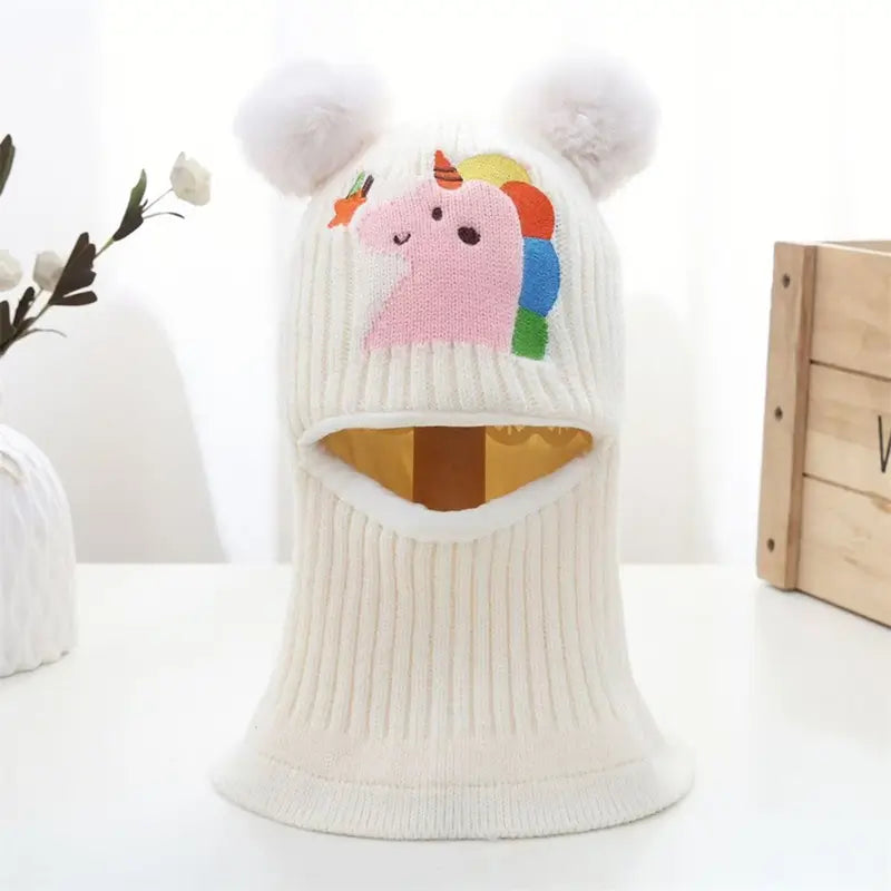 Cagoule enfant 4 ans blanche en tricot avec des oreilles pompons et motif licorne, idéale pour l'hiver.
