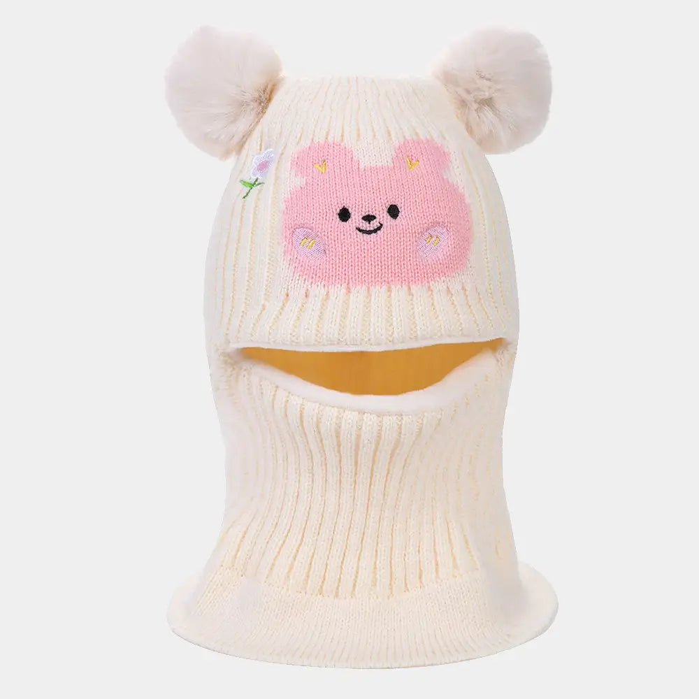 "Cagoule enfant 5 ans en tricot blanc cassé avec pompons moelleux, doublure douce et motif ours rose, idéale pour l'hiver et les activités extérieures