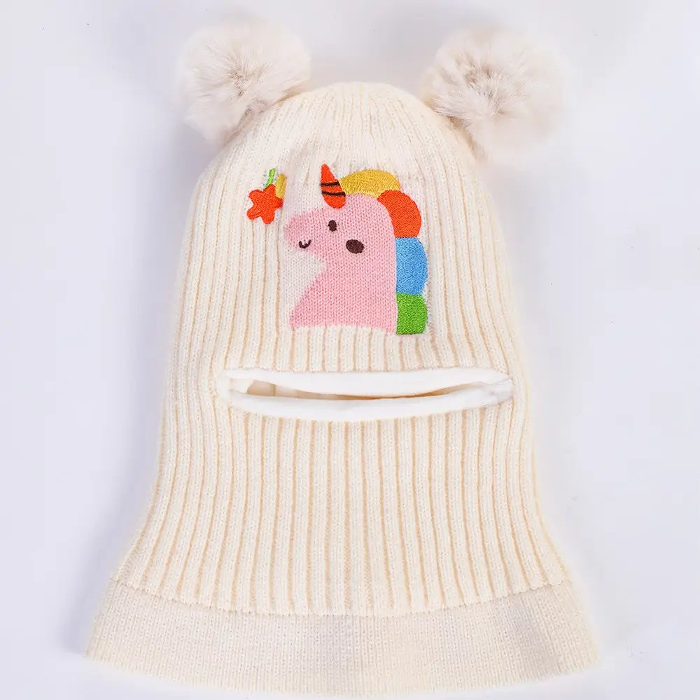 Cagoule enfant 5 ans en tricot blanc cassé avec pompons moelleux, motif coloré de licorne et doublure douce, parfaite pour protéger du froid pendant l'hiver.