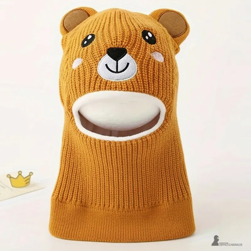 Bambino con passamontagna di 5 anni, passamontagna da orso color miele in maglia con muso ricamato e guance rosa, vista pulita in studio – Espace Cagoules