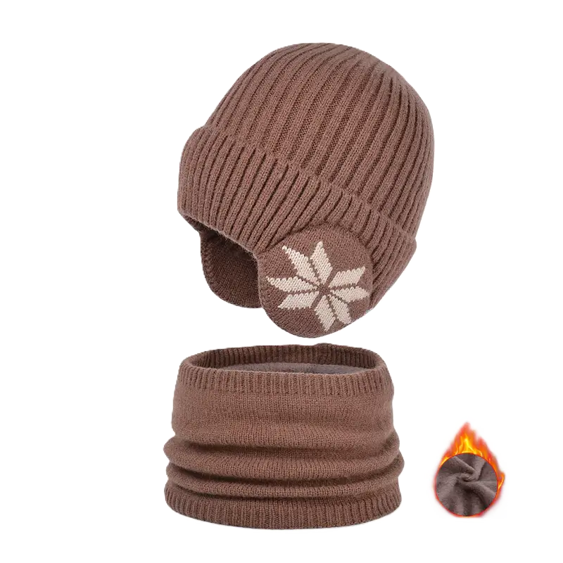 Cagoule enfant en tricot brun avec cache-oreilles dĂ©corĂ©s dâun motif flocon, assortie dâun cache-cou. Illustration dâune doublure chaude et isolante avec une flamme pour indiquer la rĂ©sistance au froid.